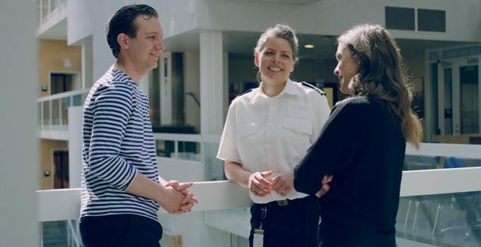 Civila och militära studenter i samspråk.