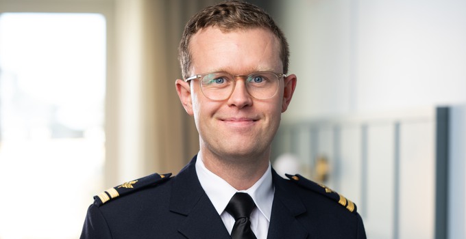 Porträtt av John Nisser i uniform.