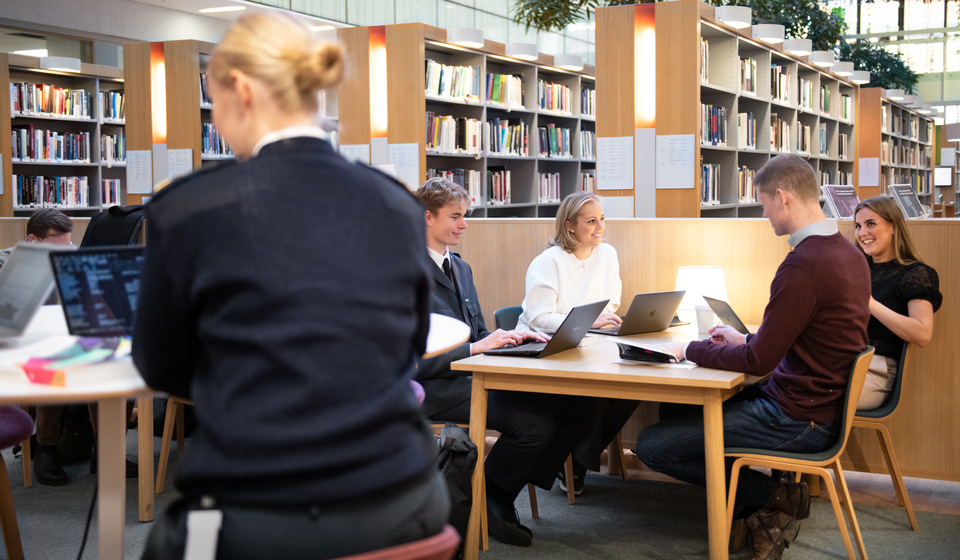 Studenter i biblioteket.