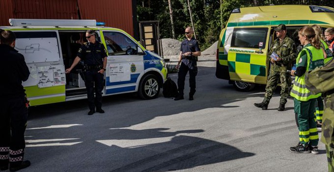 Poliser, ambulanspersonal och Försvarsmakten övar tillsammans. 