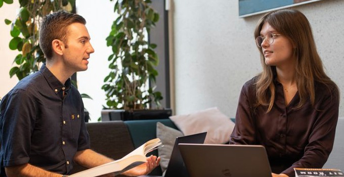 International Masters' students Duncan Cooper och Aino Esser. Photo: Carl Carpelan.