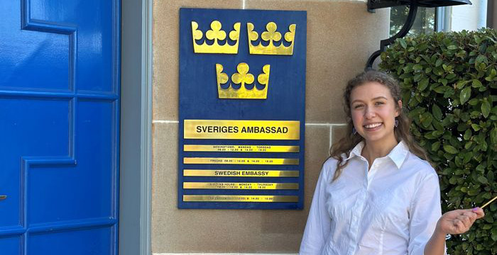 Oliva Perry utanför svenska ambassaden i Australien