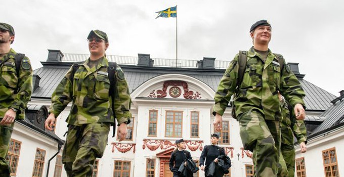 Kadetter utanför Karlbergs slott. 