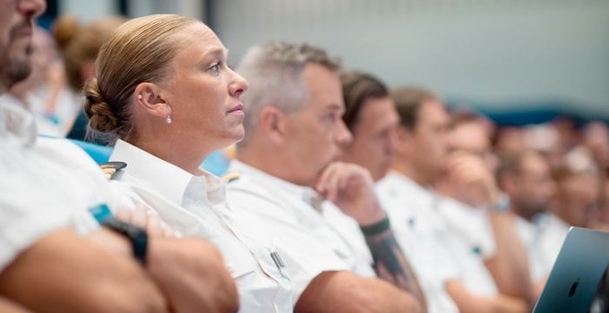 Officerare sitter på rad i en föreläsningssal.