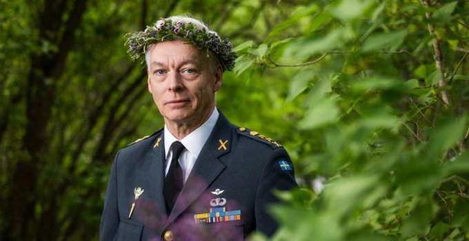 Joakim Paasikivi i blomsterkrams.