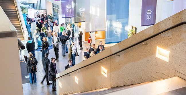 Försvarshögskolans entréhall med studenter.